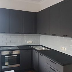 Угловая, темно серая кухня
